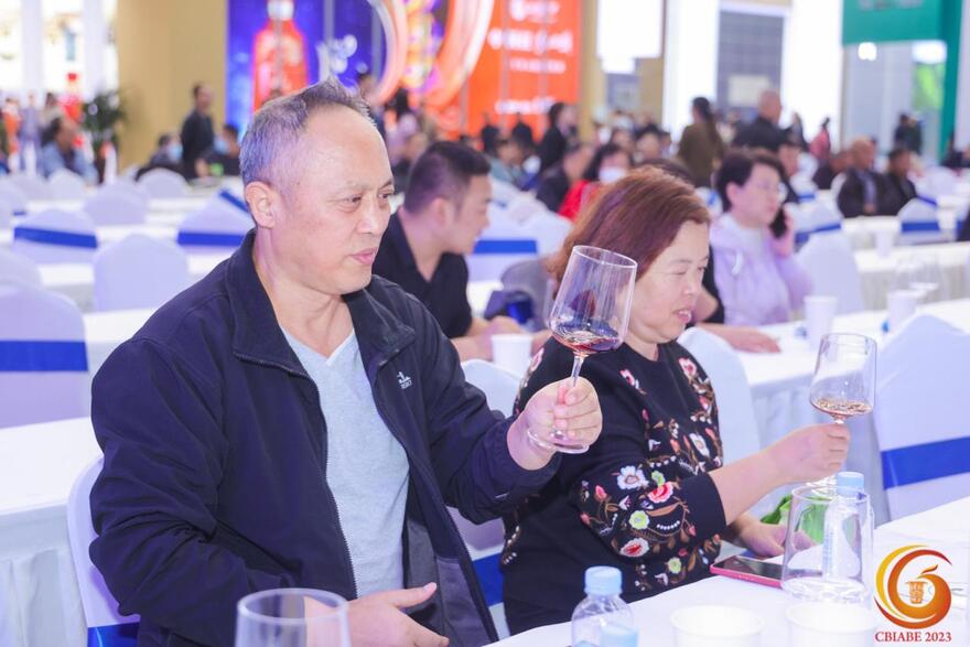 开幕式现场，参展市民品鉴各色酒品