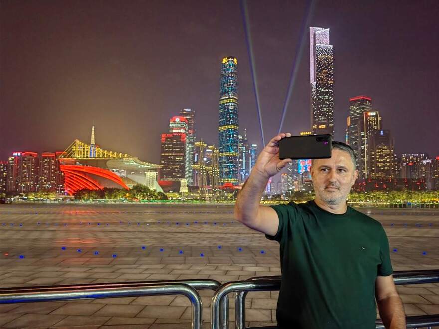 图为外国记者用手机自拍的方式记录美丽夜景。人民日报记者 王影迪摄