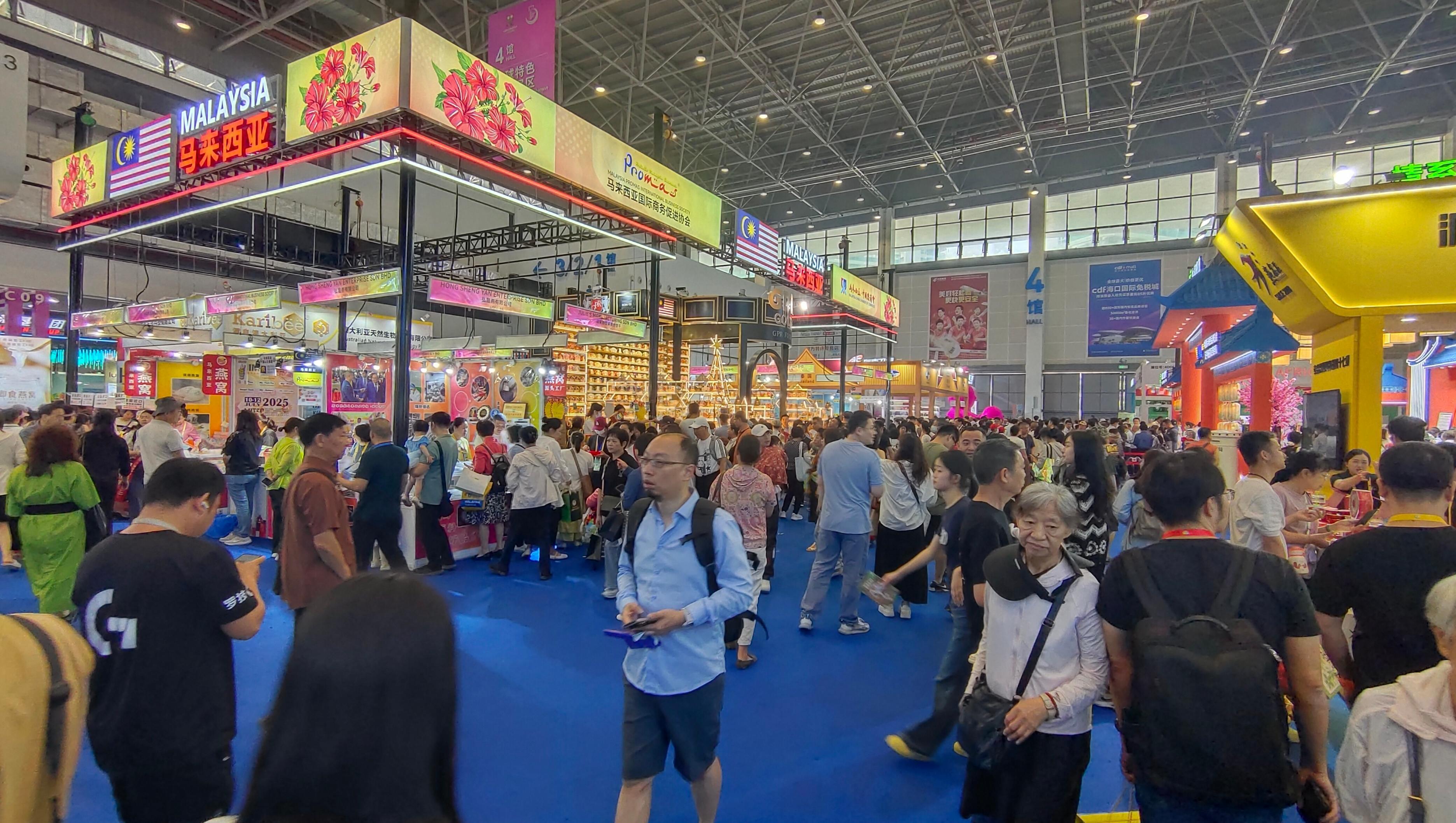 消博会迎来公众开放日，众多市民、客商来到展馆参观、购物。人民网记者 李彤摄