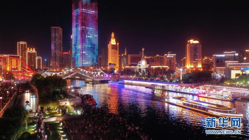 天津解放桥在夜色中开启桥面，周边灯火璀璨引万人围观（2019年7月1日摄）。新华社记者 李然 摄