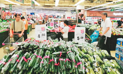 北京市物美超市联想桥店内，消费者选购标准化包装的蔬菜。记者 康 朴摄