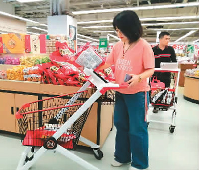 北京市物美超市联想桥店内，消费者在用智能购物车扫码购物。记者 康 朴摄