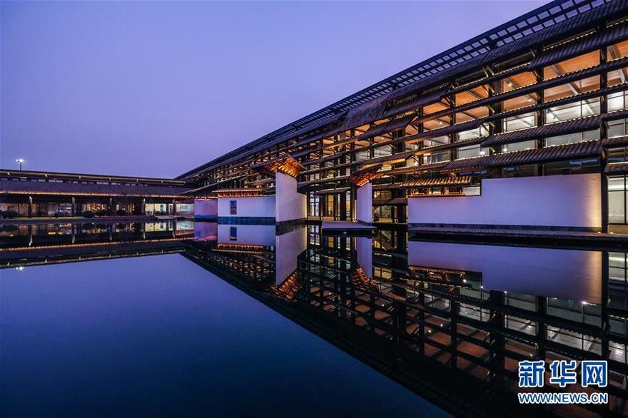 这是10月19日拍摄的乌镇互联网国际会展中心夜景。 新华社记者 徐昱 摄