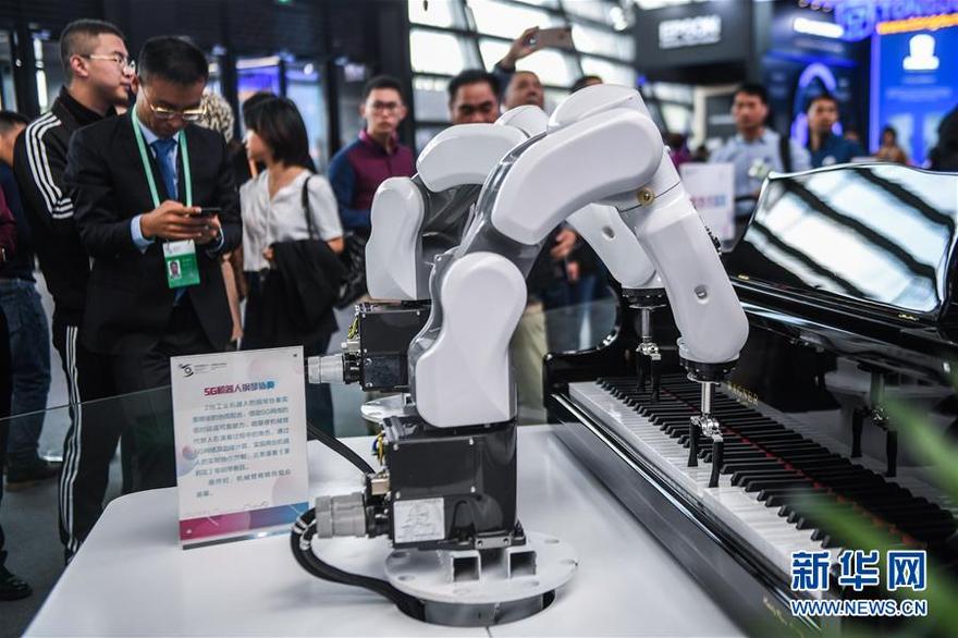 这是互联网之光博览会现场展示的能弹钢琴的5G机器人（10月18日摄）。 新华社记者 徐昱 摄