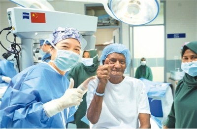 1月10日，在马尔代夫首都马累附近的胡鲁马累医院，73岁的马尔代夫老人侯赛因（中）成功接受手术后，竖起大拇指感谢中国眼科医疗队。 　　唐 璐摄（新华社发）