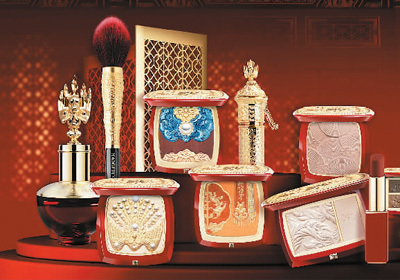 化妆品品牌毛戈平与故宫联名的彩妆。 　　毛戈平官方微博