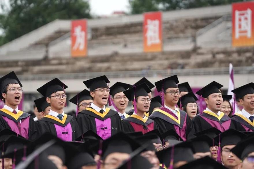 2019年7月7日，清华大学2019年本科毕业生参加毕业典礼。新华社记者 鞠焕宗 摄