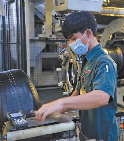 中策橡胶（泰国）有限公司的泰籍员工在轮胎生产线上工作。 　　本报记者 孙广勇摄