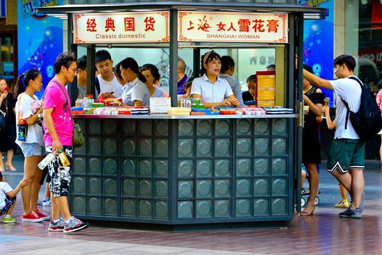 上海，南京东路步行街，一个专卖国货名牌“雪花膏”化妆品的小亭子。 本版图片由视觉中国供图