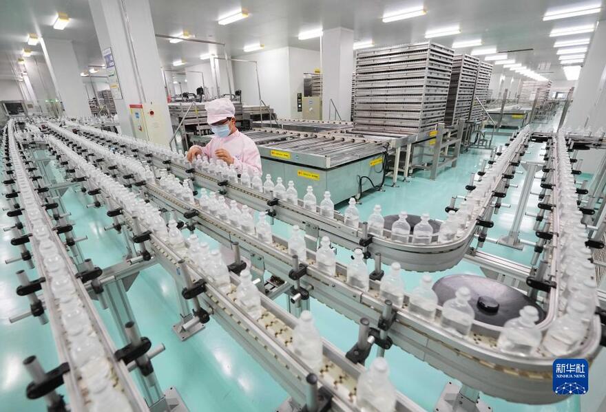 石家庄一家制药有限公司的工人在医药生产车间工作(1月14日摄).