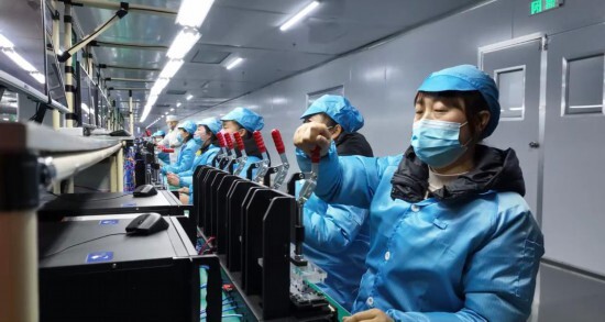 　2月16日，西安国际港务区西安同创达通讯设备有限公司生产线上工人正在工作。（新华社记者 雷肖霄摄）